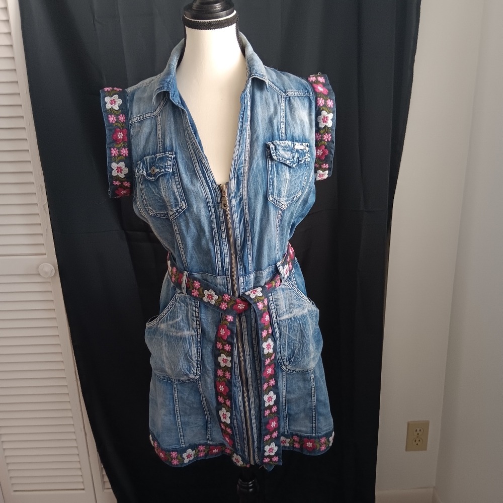 Vintage zipper soft jean dress.lined in a beautiful folorel ribbon